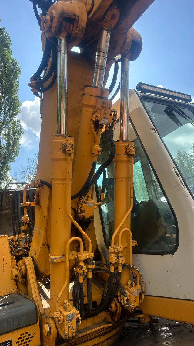 Гідравлічний циліндр LIEBHERR 900 — Гідроциліндри